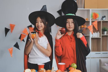 Arkadaşlık, tatil ve insanlar konsepti. Cadılar bayramı kostümlü bir grup mutlu gülen arkadaş. Vampir, şeytan, cadı ve çita.