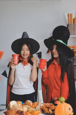 Arkadaşlık, tatil ve insanlar konsepti. Cadılar bayramı kostümlü bir grup mutlu gülen arkadaş. Vampir, şeytan, cadı ve çita.