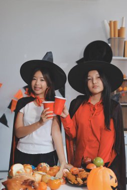 Arkadaşlık, tatil ve insanlar konsepti. Cadılar bayramı kostümlü bir grup mutlu gülen arkadaş. Vampir, şeytan, cadı ve çita.