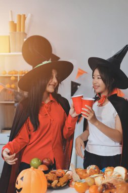 Arkadaşlık, tatil ve insanlar konsepti. Cadılar bayramı kostümlü bir grup mutlu gülen arkadaş. Vampir, şeytan, cadı ve çita.