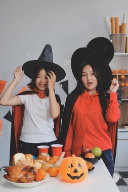 Arkadaşlık, tatil ve insanlar konsepti. Cadılar bayramı kostümlü bir grup mutlu gülen arkadaş. Vampir, şeytan, cadı ve çita.