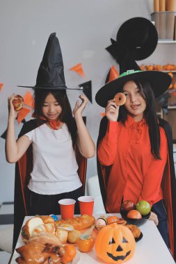 Arkadaşlık, tatil ve insanlar konsepti. Cadılar bayramı kostümlü bir grup mutlu gülen arkadaş. Vampir, şeytan, cadı ve çita.