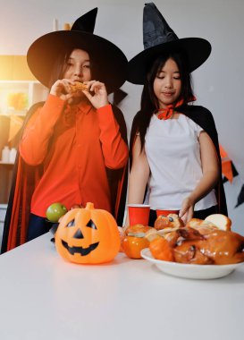 Arkadaşlık, tatil ve insanlar konsepti. Cadılar bayramı kostümlü bir grup mutlu gülen arkadaş. Vampir, şeytan, cadı ve çita.