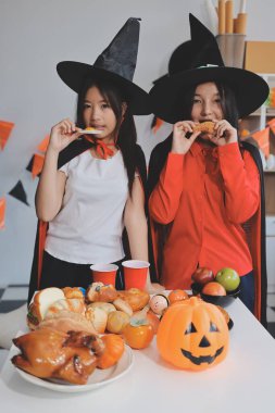 Arkadaşlık, tatil ve insanlar konsepti. Cadılar bayramı kostümlü bir grup mutlu gülen arkadaş. Vampir, şeytan, cadı ve çita.