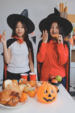 Arkadaşlık, tatil ve insanlar konsepti. Cadılar bayramı kostümlü bir grup mutlu gülen arkadaş. Vampir, şeytan, cadı ve çita.