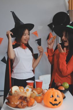 Arkadaşlık, tatil ve insanlar konsepti. Cadılar bayramı kostümlü bir grup mutlu gülen arkadaş. Vampir, şeytan, cadı ve çita.