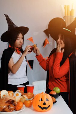 Arkadaşlık, tatil ve insanlar konsepti. Cadılar bayramı kostümlü bir grup mutlu gülen arkadaş. Vampir, şeytan, cadı ve çita.