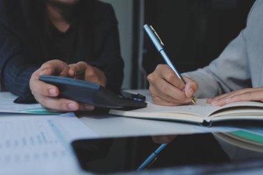 İş adamlarından oluşan bir ekip, pazarlama planı, piyasa araştırma raporları ve gelir istatistikleri, Mali ve Muhasebe kavramının verilerini analiz etmek üzere toplanıyor..