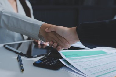 İş birleşme ve satın alma, başarılı müzakere, tokalaşma, ortaklık ve iş anlaşması konseptine ortak olmak için iki iş adamı el sıkışması.