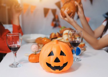 Arkadaşlık, tatil ve insanlar konsepti. Cadılar bayramı kostümlü bir grup mutlu gülen arkadaş. Vampir, şeytan, cadı ve çita.