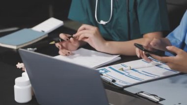 Doktor panoya yazı yazıyor.