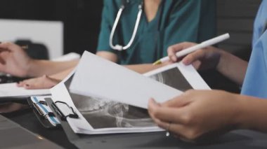 Klinikte hastası olan bir doktor. Tabletli doktor.