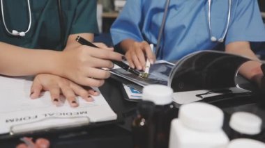 Doktorlar hastalarla ilgilenir.