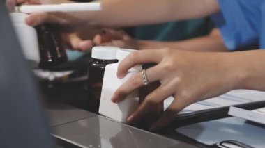 Hastanede tablet bilgisayar kullanan bir doktor.