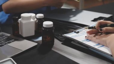 Kadın elinde tablet ve tıbbi maske ile covid için dezenfektan jeli - 19 virüsü tutuyor.