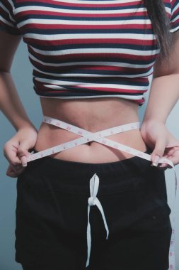 Kadın göbeği. Şişman kadın göbek yağlarını tutuyor. diyet yaşam tarzı konsepti karın kaslarını zayıflatmak ve sağlıklı mide kaslarını şekillendirmek için.