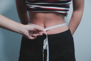 Kadın göbeği. Şişman kadın göbek yağlarını tutuyor. diyet yaşam tarzı konsepti karın kaslarını zayıflatmak ve sağlıklı mide kaslarını şekillendirmek için.