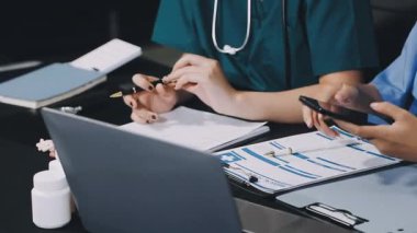 Doktorlar hastane odasında çalışıyor.