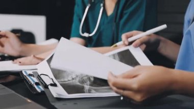 Doktor ofisteki masaya notlar yazıyor.