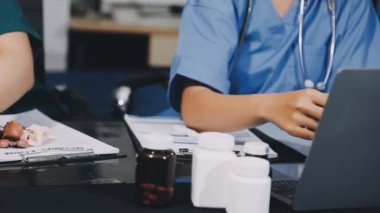 Kapat. Arka planda steteskoplu bir doktor ve hastası var..