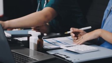 Doktor el yazısı hastane masasındaki panoya yazılmış.