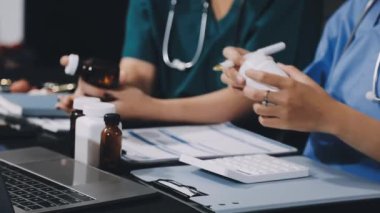 Doktorlar ve hemşire hastanede.