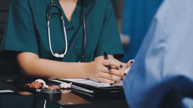 Dijital tablet kullanan kadın doktor