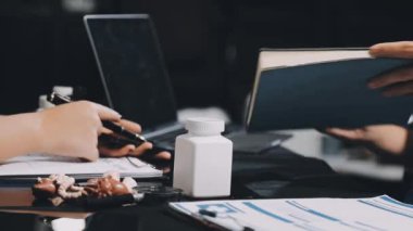 Kadın eli kalem ve kalemle ofiste..