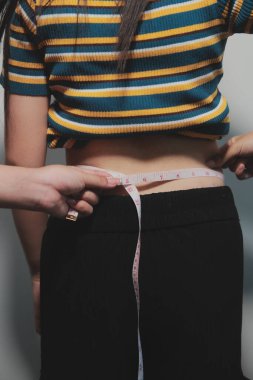 Kadın göbeği. Şişman kadın göbek yağlarını tutuyor. diyet yaşam tarzı konsepti karın kaslarını zayıflatmak ve sağlıklı mide kaslarını şekillendirmek için.