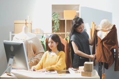 Moda tasarımcıları iş başında. Moda tasarım stüdyosunda çalışan güzel genç bir kadın..