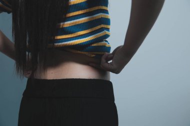 Kadın göbeği. Şişman kadın göbek yağlarını tutuyor. diyet yaşam tarzı konsepti karın kaslarını zayıflatmak ve sağlıklı mide kaslarını şekillendirmek için.