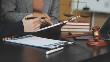 Yargıç 'ın avukatı Tokmak ile ofiste bir sözleşme üzerinde çalışıyor. Avukat, hukuk hukuku ve adalet kavramı