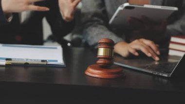 Avukat, avukat, hakim yasal belgeler, avukat ya da avukat üzerinde çalışıyor.