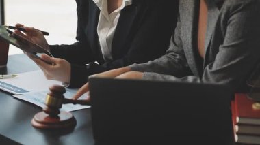 İki işadamı yeni kontratı tartışıyor ve ofis masasında çalışıyor..