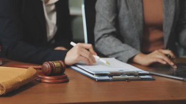 Yargıç avukat ve avukat ofiste çalışıyor..