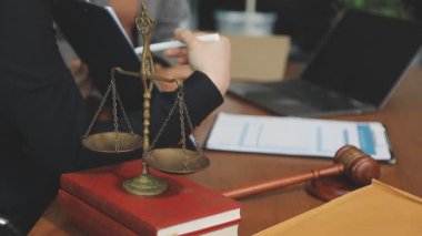 tokmağın yanında çalışan iş kadını.