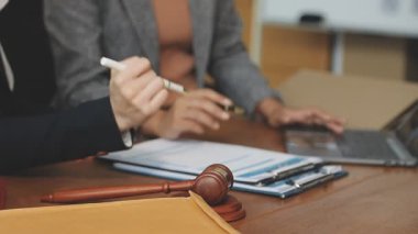 Yargıç Tokmak ve avukat ofiste çalışıyor. Hukuk ve adalet kavramı