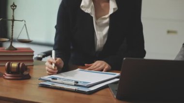 Ofiste belge imzalayan kadın, iş konsepti