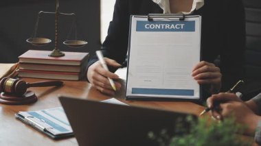 İş kadını iş yerinde sözleşme imzalıyor