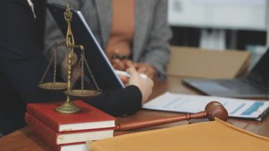 Yargıç ve avukat mahkeme salonunda yasal belgelerle çalışıyorlar. Hukuk ve adalet kavramı. Hukuki danışmanlık ve adalet teması. Yasal danışmanlık ve tokmak.