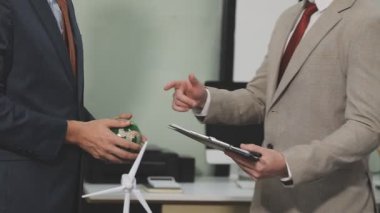 Modern ofiste iş adamları el sıkışıyor, takım çalışması, başarı kavramı