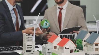 İş adamları çalışıyor ve ev planını tartışıyorlar..
