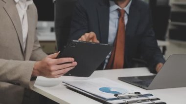 Ofiste çalışan iş adamı.