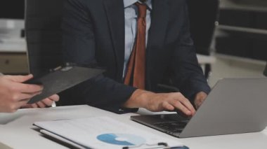 modern ofis dizüstü bilgisayar ile işadamı