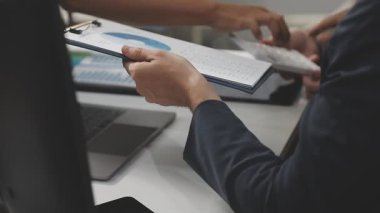 Ofiste dijital tablet ve dizüstü bilgisayarla çalışan iş adamı