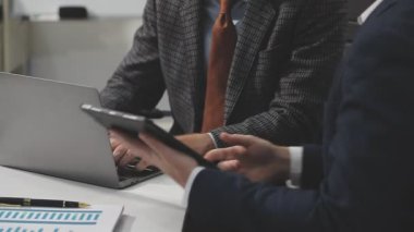 İş ekibi modern ofiste toplanıyor.