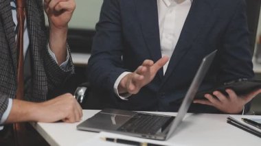 Kapat. İş adamı ve elleri iş konularını tartışıyor