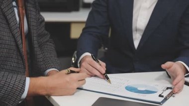Ofis, iş ve toplantı konseptinde mali belgelerle çalışan işadamlarının kapatılması