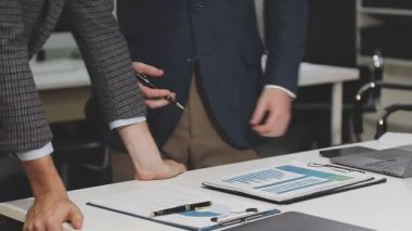 İş ekibi birlikte çalışıyor.