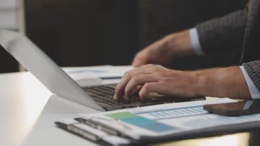 Dizüstü bilgisayarı olan takım elbiseli iş adamı